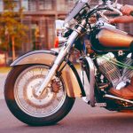 アメリカンバイクに乗る人