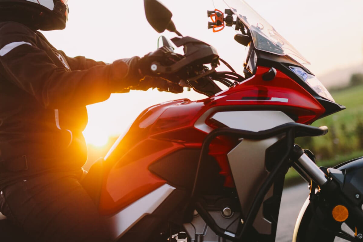 赤いバイクにまたがる人