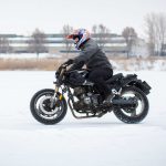 雪道をバイクで走る人